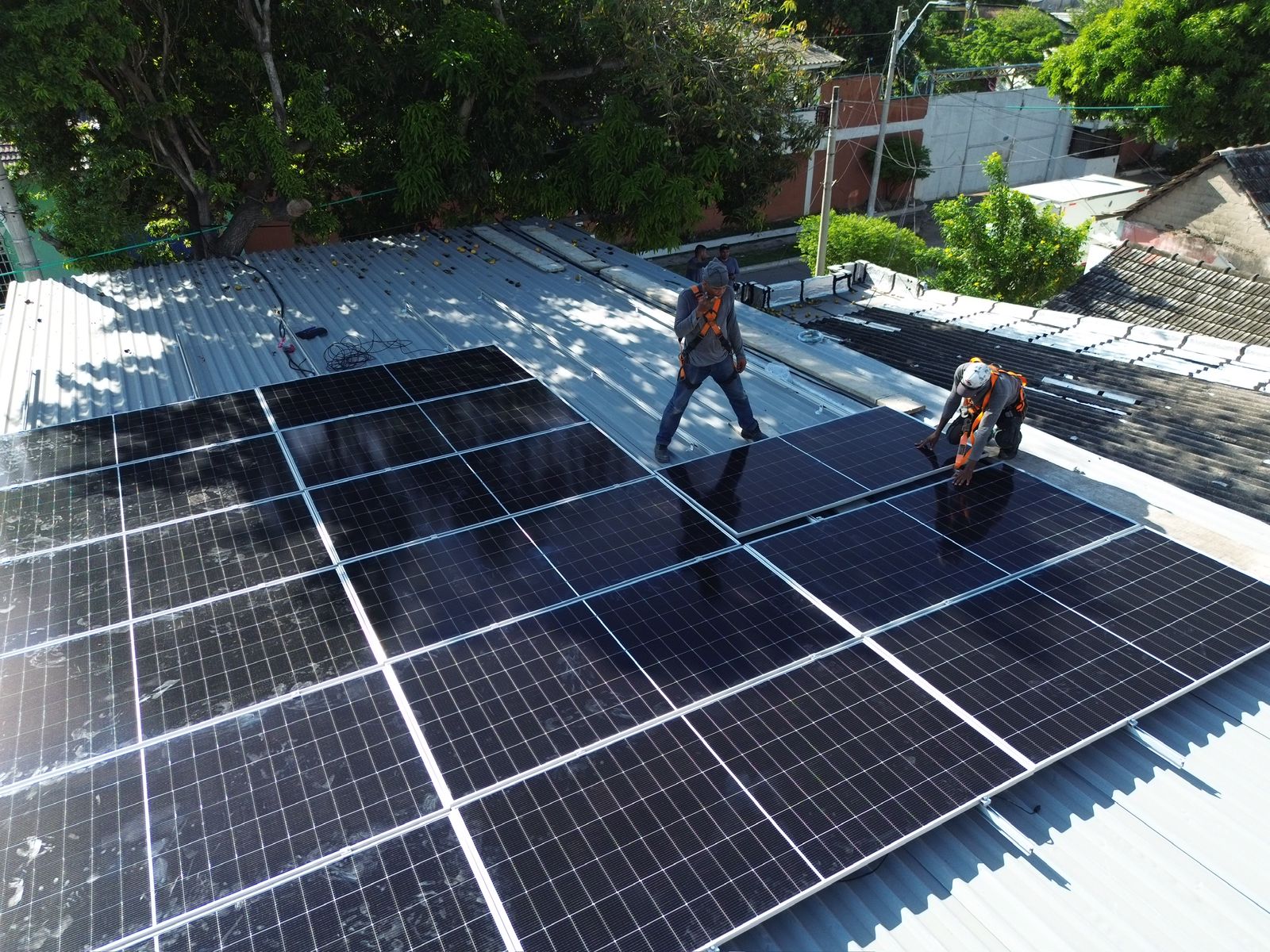 Proyecto fotovoltaico hibrido de 11,4 kwp en bodega de alimentos