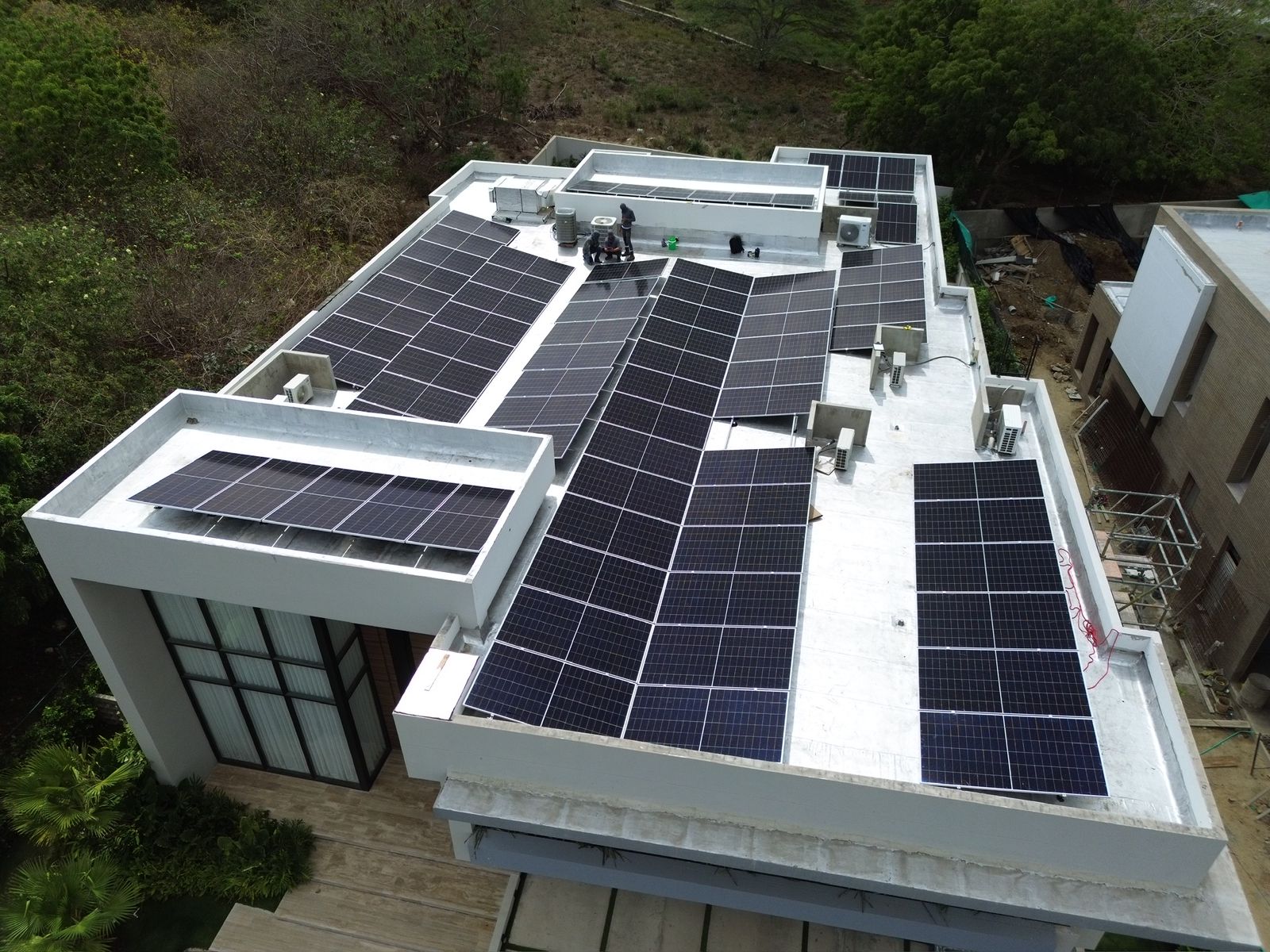 Proyecto fotovoltaico on grid  53,9 kwp en obra residencial