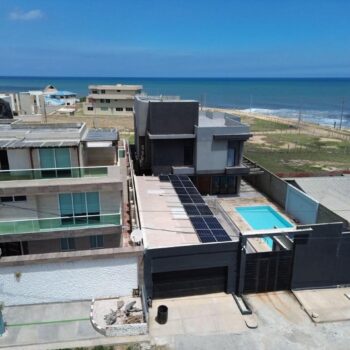 Proyecto Fotovoltaico On-Grid 13,5 kWp – Casa Frente al Mar