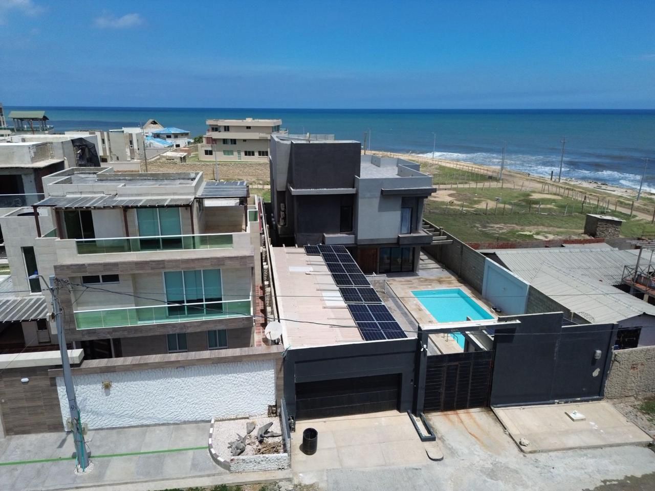 Proyecto Fotovoltaico On-Grid 13,5 kWp – Casa Frente al Mar